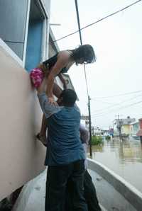 Rescate de afectados por las inundaciones. La Secretaría de Salud advirtió que se corre el riesgo de una gran epidemia de dengue y cólera