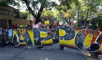 Para denunciar la situación que se vive en Oaxaca, simpatizantes de la APPO realizaron protestas ante varias embajadas, en la ciudad de México. En la imagen, la movilización frente a la representación de España