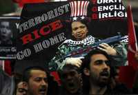 En Estambul, universitarios se manifestaron contra la visita de la secretaria de Estado estadunidense, Condoleezza Rice