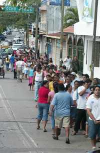 Numerosas personas acudieron a la Quinta Grijalva –residencia del gobernador de Tabasco– para recibir una despensa