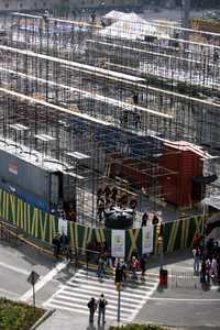 Construcción del Museo Nomádico, realizado con bambú y contenedores de barcos, en la explanada del Zócalo capitalino