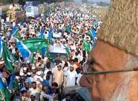 Simpatizantes del líder opositor paquistaní Qazi Hussain Ahmed se manifestaron ayer a las afueras de Lahore en contra de  las medidas del presidente Pervez Musharraf