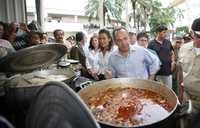 El presidente Felipe Calderón visitó un albergue instalado por el Ejército en la colonia Atasta, de Villahermosa, donde se informó que se producen 73 mil 300 raciones diarias de alimentos para los damnificados