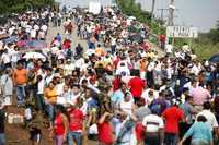 Cientos de damnificados esperan ser evacuados de una zona anegada de Villahermosa