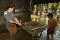 Una familia del ejido La Isla, municipio de Cunduacán, regresó a su casa luego de que bajó el nivel de la inundación