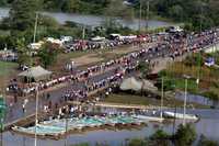 Cientos de personas esperan ayuda en Villahermosa, en el llamado puente La Pigua