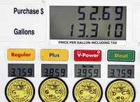Precios por galón de gasolina en una estación de servicio de Shell, en el centro de San Francisco. Los precios del crudo llegaron ayer a nuevos máximos al cerrar en 97 dólares el barril