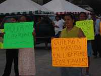 Habitantes de Cihuatlán, Jalisco, bloquearon la carretera federal federal Manzanillo-Cihuatlán, que conduce a la Costa Alegre del estado para exigir al gobierno de Colima liberar a seis trabajadores del ayuntamiento que fueron detenidos el lunes por policías colimenses