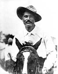 Jesús García, montado a caballo, en una foto días antes de su muerte