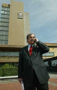 José Antonio de la Peña, candidato a dirigir la UNAM, sale de las instalaciones de rectoría, tras su presentación ante la Junta de Gobierno