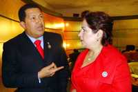 La canciller mexicana, Patricia Espinosa Cantellano, con el presidente de Venezuela, Hugo Chávez, ayer en Santiago