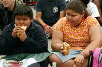 De acuerdo con el investigador Alejandro Cerda, los niños recurren a la comida chatarra no porque no tengan educación alimentaria, sino porque carecen de recursos económicos para acceder a alimentos más nutritivos, lo que eleva el índice de obesidad