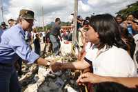 El presidente Felipe Calderón entregó despensas en Arroyo Seco Miraflores, municipio de Tacotalpa, Tabasco
