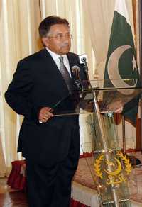 El presidente de Pakistán, Pervez Musharraf, durante una ceremonia oficial en Islamabad el jueves 8 de noviembre