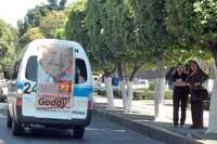 Vehículos del transporte público lucen propaganda política en la ciudad de Morelia, Michoacán, la víspera de las votaciones en la entidad, a pesar de que está prohibido por la Ley Electoral del estado