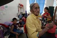 Doña Leonor López, de 86 años, permanece en un albergue ubicado en el poblado de Villa Parrilla, ya que se quedó sin vivienda a causa de las lluvias en el sureste