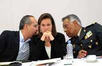 El presidente Felipe Calderón y miembros del gabinete en la reunión de evalución