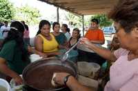 Pobladores de El Bajío se organizaron para comer los pocos víveres que les quedan, ya que no han recibido ayuda alguna en su comunidad, la cual sigue inundada
