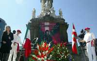 Rosario Ibarra, a nombre del Comité Eureka, realizó una guardia de honor en el Ángel de la Independencia en memoria del general Francisco Javier Martín Mina Larrea
