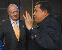 El presidente de Venezuela, Hugo Chávez, habla cerca del rey Juan Carlos de España, durante la segunda sesión de trabajo de la 17 Cumbre Iberoamericana que se celebró en Santiago de Chile el pasado fin de semana