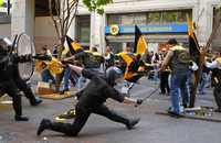 En una batalla campal se convirtió una protesta de transportistas reprimida por la policía ayer en Buenos Aires