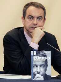 José Luis Rodríguez Zapatero, presidente del gobierno español, durante la presentación, ayer en Madrid, de Madera de Zapatero. Retrato de un presidente, libro biográfico escrito por Suso del Toro