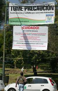 Vecinos de las Lomas de Chapultepec colocaron una manta contra el cambio de uso de suelo, ayer en las casas habitaciones de la colonia, así como en el parque Jaime Torres Bodet, ubicado en Montes Pirineos y Prado Sur