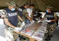 Integrantes de la Armada de México revisan los paquetes de cocaína decomisados en el puerto de Manzanillo, Colima, el pasado 5 de noviembre