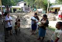 Mujeres del poblado de Oxolotán esperan la llegada de ayuda