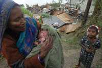 Una abuela bengalí, damnificada por el ciclón, cuida a sus nietos en Barishal, al sur de Dacca, capital de Bangladesh