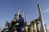 Un trabajador petrolero iraní, ayer en la refinería de Teherán. El presidente de Irán, Mahmud Ahmadinejad, dijo que la Organización de Países Exportadores de Petróleo está "bajo muchas presiones económicas y políticas" y que los precios del crudo están debajo de su valor real