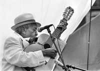 Compay Segundo, máximo exponente de la música tradicional cubana, cumpliría hoy cien años. Arriba, durante una presentación en el Zócalo capitalino, en 2000
