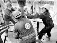 Trabajadores de Pemex perforan un yacimiento de gas en Veracruz. Imagen de archivo