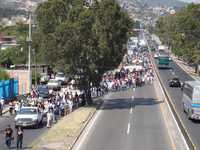 Estudiantes campesinos socialistas, padres de familia, alumnos y pasantes de la Normal de Ayotzinapa marcharon en la Autopista del Sol y culminaron en un mitin en el palacio de gobierno estatal para demandar respeto a las fuentes de trabajo para sus egresados n Óscar Alvarado