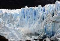 Enormes astillas de hielo se desprenden del glaciar Perito Moreno, en el lago Argentino, parte del Parque Nacional Los Glaciares. El fenómeno es causado por el calentamiento global, que en otras partes del mundo como Asia acarreará ciclones más frecuentes y poderosos, entre otros efectos, según reporte de grupos ambientalistas