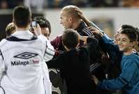 Zinedine Zidane es abordado por varios niños tras el Partido contra la pobreza, que se realizó ayer en Málaga. El equipo del francés empató 2-2 con el del brasileño Ronaldo