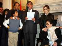 Lázaro Cárdenas Batel, su hijo Lázaro, Cuauhtémoc Cárdenas, Camila Cárdenas Batel y doña Amalia Solórzano, ayer en la embajada de España