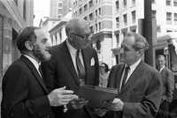 En imagen de mayo 22 de 1968, Benjamin Spock (al centro), acusado entonces de promover la evasión del servicio militar durante la guerra en Vietnam, flanqueado por Victor Rabinowitz (a la izquierda) y Leonard Boudin, sus abogados, afuera de una corte federal en Boston