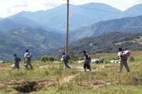 Un grupo de niños indígenas tlapanecos regresa a casa después de un día de clases en la primaria Felipe Carrillo Puerto de la comunidad de Huhuehuetepec, municipio de Atlamajalcingo del Monte. Algunos estudiantes caminan más de dos horas para ir a clases