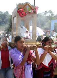Procesión de los sobrevivientes de la masacre por comunidades de Chenalhó