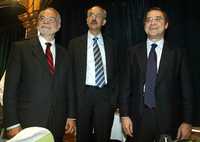 Francisco Gil Díaz, director de Telefónica, con Javier Nadal y Andrés Font, antes de la conferencia de prensa que ofrecieron sobre las acciones de la trasnacional