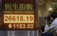 Fotógrafos toman una imagen del tablero electrónico del Hang Seng Index, el principal indicador de la bolsa de valores de Hong Kong. El índice del mercado chino perdió más de 4 por ciento, ante la preocupación por el crecimiento que tendrá la economía de Estados Unidos
