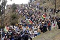 Miles de la ciudad de El Alto, en las afueras de La Paz, marchan hacia la sede del Senado para exigir la aprobación de leyes