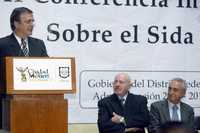 El jefe de Gobierno del DF, Marcelo Ebrard, durante el anuncio de la realización de la Conferencia Internacional sobre Sida, cuyo lema es Acción Universal Ya