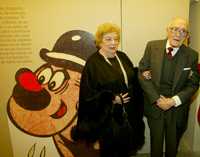 Gabriel Vargas, acompañado de su esposa, anoche, en el Museo del Estanquilllo durante el homenaje que recibieron el caricaturista y su colega Eduardo del Río, Rius 