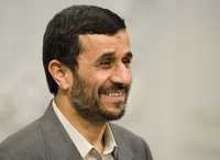 El mandatario iraní, Mahmoud Ahmadinejad, quien rehúsa ponerse en la mira de las acciones bélicas estadunidenses, durante un encuentro con el canciller sirio, Walid Moualem, el 20 de noviembre en Teherán