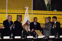 El presidente Felipe Calderón entrega el premio de la FIL a Fernando del Paso. Lo flanquean Gabriel García Márquez, Carlos Fuentes y Álvaro Mutis