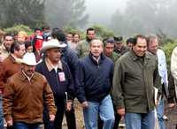 El presidente Felipe Calderón Hinojosa, acompañado por el gobernador saliente de Michoacán, Lázaro Cárdenas Batel, durante la apertura oficial del santuario de la mariposa monarca, en Angangueo, para la temporada de invierno