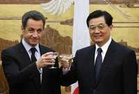 Los presidentes de Francia, Nicolás Sarkozy, y de China, Hu Jintao, brindan tras la firma de 21 acuerdos económicos entre ambas naciones