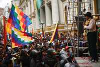 El presidente de Bolivia, Evo Morales (extremo derecho), encabezó ayer un mitin a las puertas del Congreso, en La Paz, para pedir que se convoque a sesión en los próximos días y aprobar "en detalle" el proyecto de Constitución